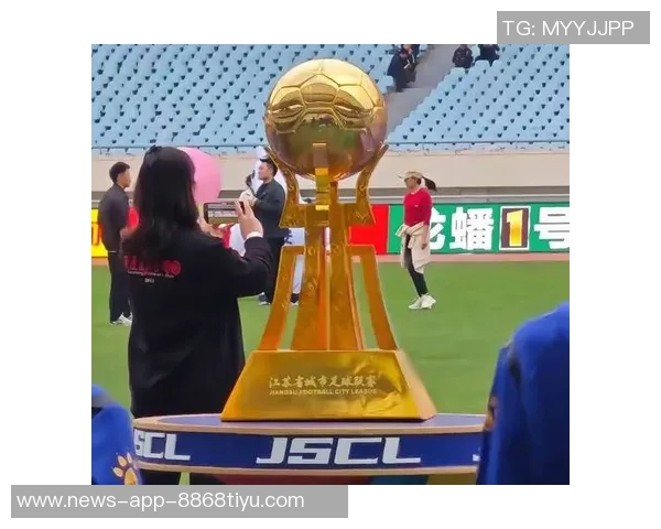 泰州首届苏超夺冠后迅速建设冠军奖杯打卡点吸引众多球迷前来留影 泰州首届苏超夺冠后迅速建设冠军奖杯打卡点吸引众多球迷前来留影